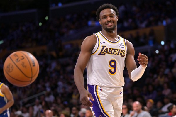 Tốt! Bronny vào sân từ băng 